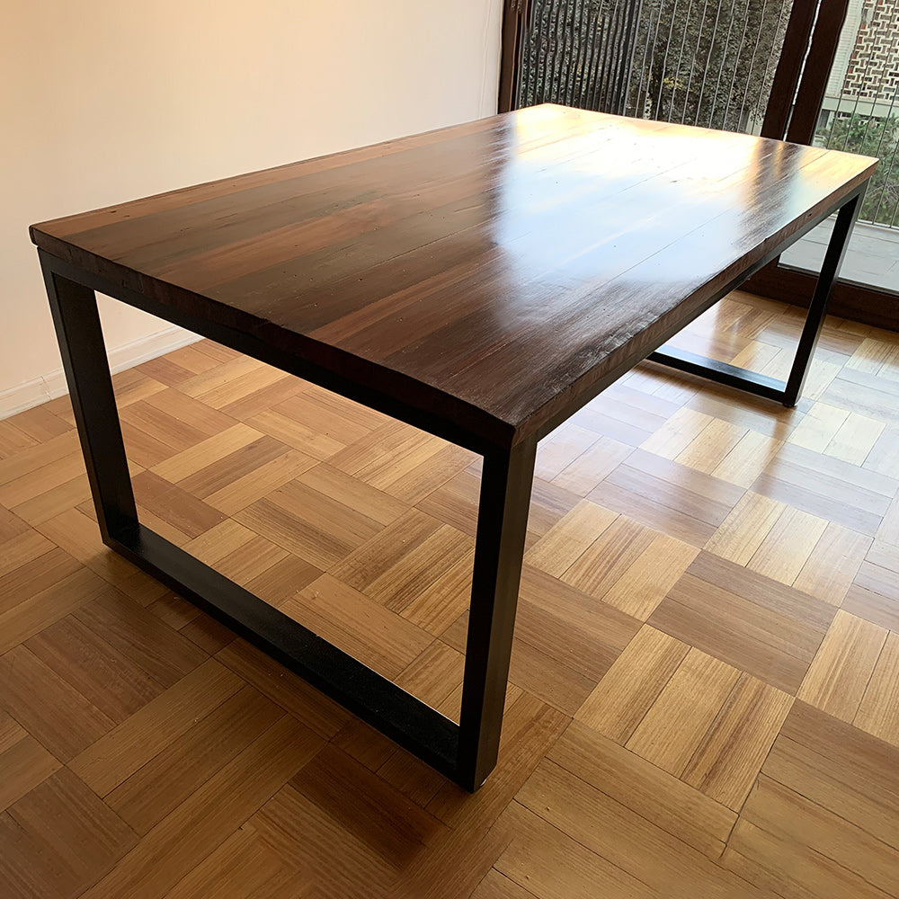 El Fierro al ser más amplio armoniza con la madera de demolición y se crea un todo con muchísima personalidad. Ideal para quienes gustan de amplitud a la hora de usarla.