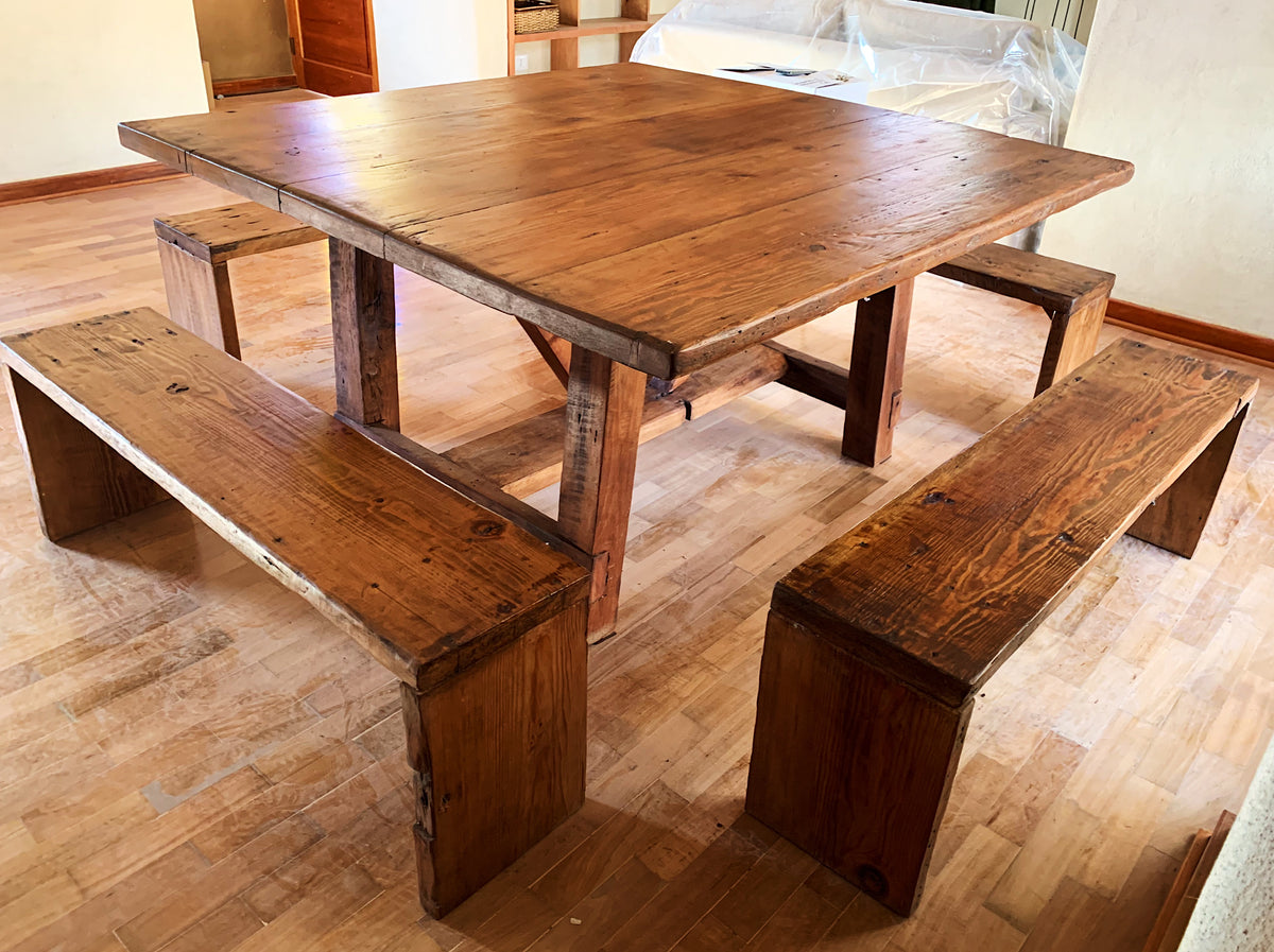 Nuestra mesa con mayor durabilidad. Hecha en Chile con Vigas de Roble de Demolición. Su pata en A permite mucha comodidad y espacio al combinarlo con Bancas. Considera 4 Bancas Laterales.