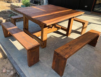 Nuestra mesa con mayor durabilidad. Hecha en Chile con Vigas de Roble de Demolición. Su pata en A permite mucha comodidad y espacio al combinarlo con Bancas. Considera 4 Bancas Laterales.