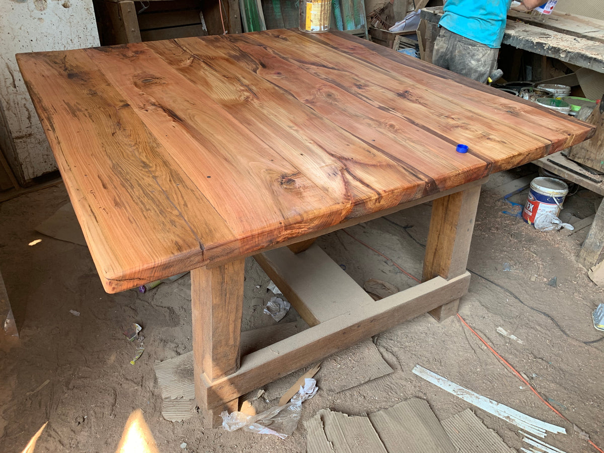 Nuestra mesa con mayor durabilidad. Hecha en Chile con Vigas de Roble de Demolición. Su pata en A permite mucha comodidad y espacio al combinarlo con Bancas. Considera 4 Bancas Laterales.