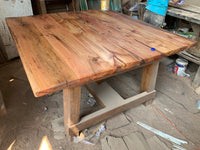 Nuestra mesa con mayor durabilidad. Hecha en Chile con Vigas de Roble de Demolición. Su pata en A permite mucha comodidad y espacio al combinarlo con Bancas. Considera 4 Bancas Laterales.