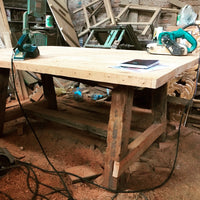 Mesa con patas en A que aseguran firmeza y durabilidad. Fabricada en Roble de Demolición por personas llenas de talento.