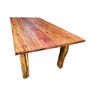 Extra rústica, una mesa clásica tradicional de nuestro país, fabricada por Artesanos Chilenos. Considera dos bancas laterales. 