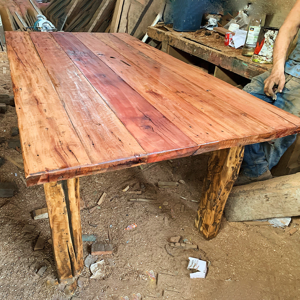 Extra rústica, una mesa clásica tradicional de nuestro país, fabricada por Artesanos Chilenos. Considera dos bancas laterales. 