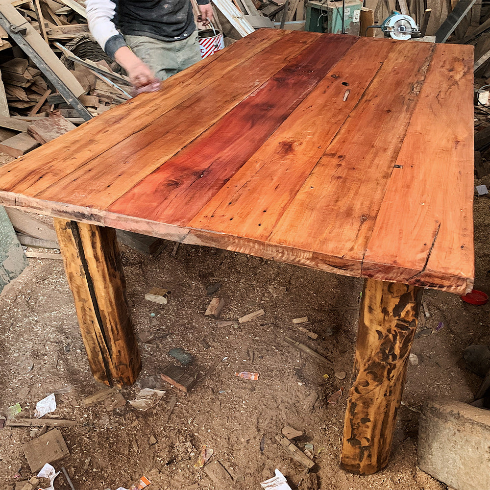 Extra rústica, una mesa clásica tradicional de nuestro país, fabricada por Artesanos Chilenos. Considera dos bancas laterales. 