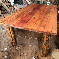 Extra rústica, una mesa clásica tradicional de nuestro país, fabricada por Artesanos Chilenos. Considera dos bancas laterales. 