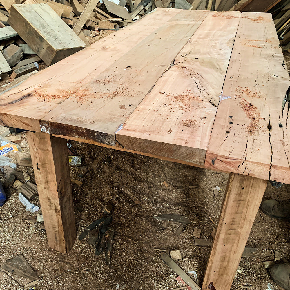 Extra rústica, una mesa clásica tradicional de nuestro país, fabricada por Artesanos Chilenos. Considera dos bancas laterales. 