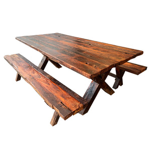 Mesa Terraza. Una mesa rústica con detalles que definen su historia y tradición Artesanal Chilena. Considera dos bancas laterales.