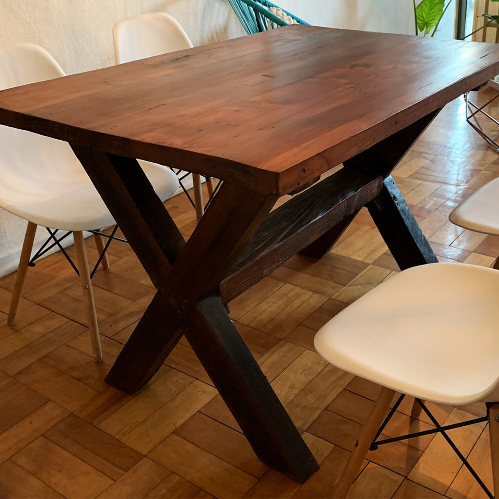 Su pata en X ayuda a evitar problemas al sentarse, tanto con sillas como con bancas. Mesa de Roble de Demolición trabajada con productos naturales.