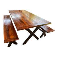 Nuestra Clásica mesa comedor de Roble ahora combinada con Fierro. Fabricada por personas llenas de talento, usando productos naturales y bajo un Modelo Sostenible. Considera 2 bancas que pueden ser guardadas bajo la mesa.