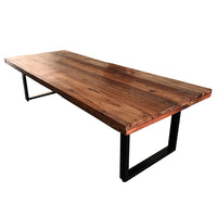 Mesa Terraza. Puma en Mapudungún, con un aspecto estilizado gracias a los perfiles de fierro que la sostienen. Mesa Chilena fabricada en Roble de demolición con una cubierta de 8 cm gracias al regrueso adicionado en sus bordes.