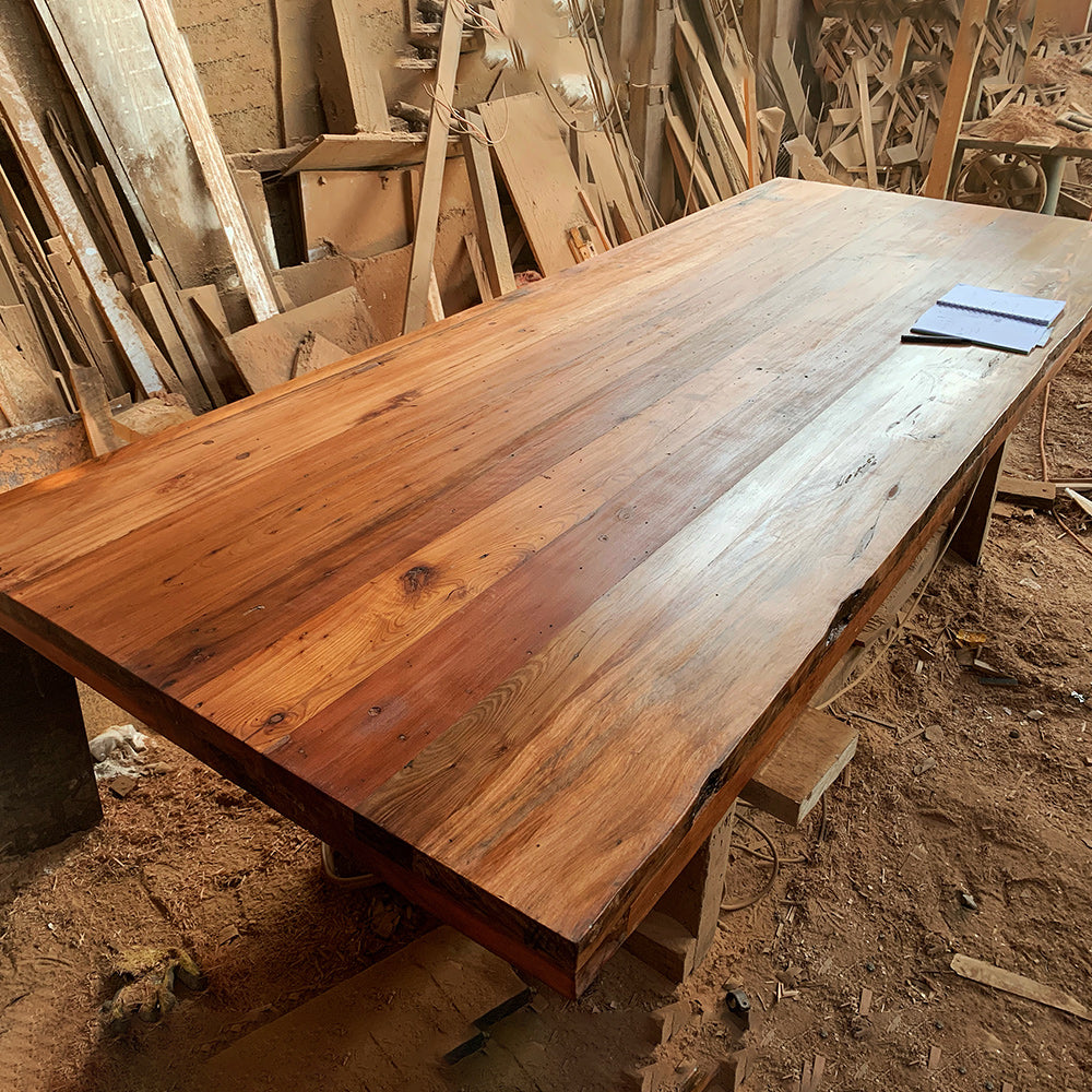 Puma en Mapudungún, con un aspecto estilizado gracias a los perfiles de fierro que la sostienen. Mesa Chilena fabricada en Roble de demolición con una cubierta de 8 cm gracias al regrueso adicionado en sus bordes.