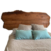 Respaldo fabricado en Sequoia, madera milenaria. 220 cm de largo, 90 cm de alto, trabajados con productos naturales.