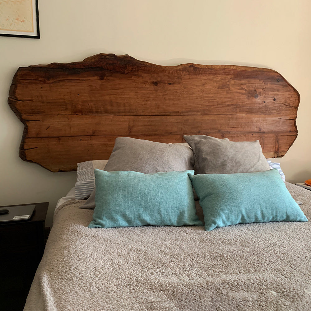 Respaldo fabricado en Sequoia, madera milenaria. 220 cm de largo, 90 cm de alto, trabajados con productos naturales.