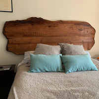 Respaldo fabricado en Sequoia, madera milenaria. 220 cm de largo, 90 cm de alto, trabajados con productos naturales.