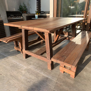 La versión rústica de nuestra mesa Campestre, trabajada con madera reciclada y productos naturales. Considera dos bancas laterales.