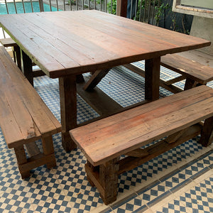 La versión rústica de nuestra mesa Campestre, trabajada con madera reciclada y productos naturales. Considera dos bancas laterales.