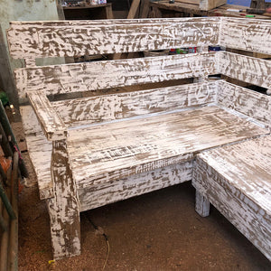 Terraza Albayalde Blanca, con detalles rústicos pero manteniendo una línea más acabada y prolija. Fabricada en madera reciclada y de demolición. Medidas: 220 x 130 cm.