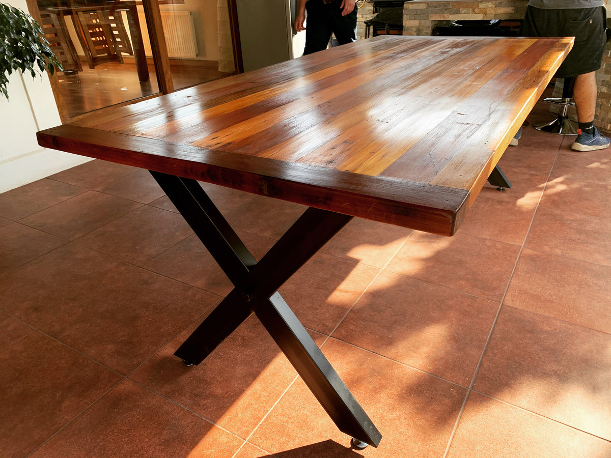 Nuestra Clásica mesa de Roble ahora combinada con Fierro. Fabricada por personas llenas de talento, usando productos naturales y bajo un Modelo Sostenible.