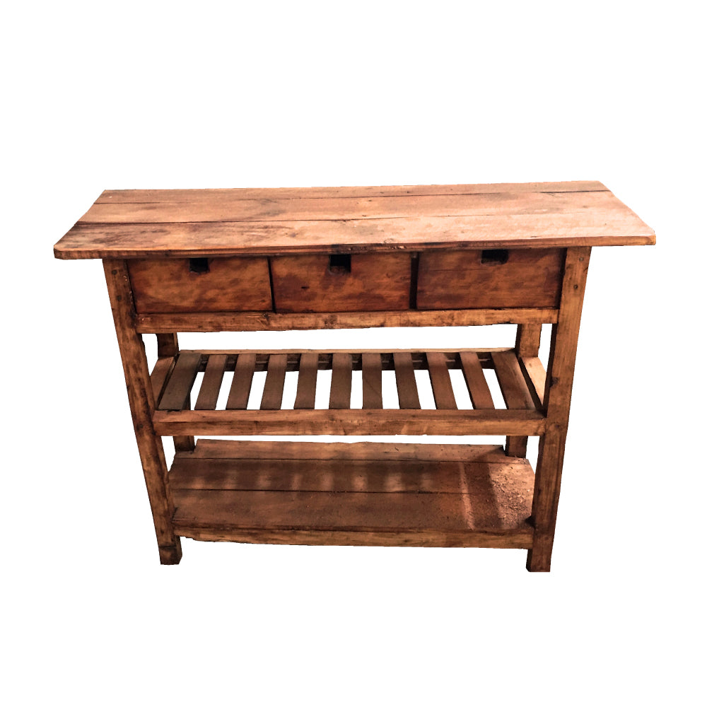 Arrimo de madera reutilizada con cajones y repisas, diseño robusto ideal para entrada de hogar.