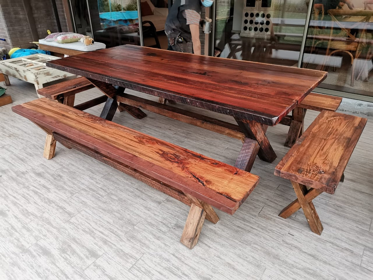 Mesa Comedor Roble Rojo X con 4 Bancas