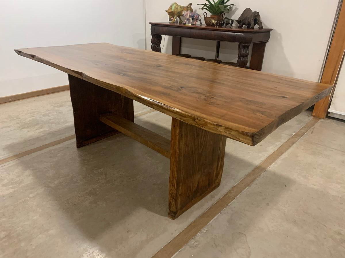 Mesa Comedor de tablones reciclados de Sequoia, trabajados con productos naturales para crear esta maravilla. Bordes irregulares, madera milenaria y mucho talento inserto en ella.