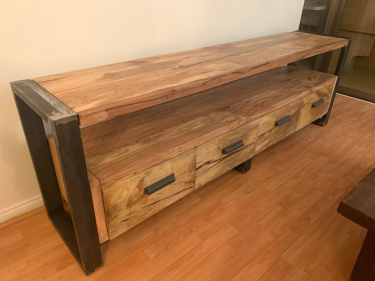 Rack trabajado 100% en madera reciclada y de demolición, combinado con fierros para darle un aspecto moderno.