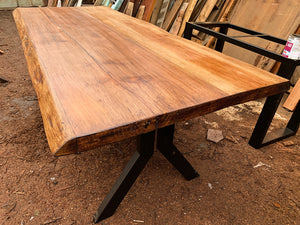Cubierta de Sequoia con pata Y. Una mesa fabricada con gran oficio de Artesanos Chilenos.