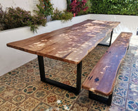 Mesa fabricada en Roble de Demolición y canto rústico. Un producto creado bajo un Modelo Sostenible. Considera 2 bancas laterales.