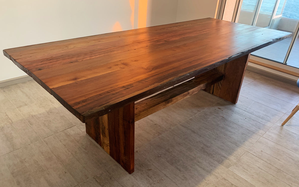 Una mesa moderna con las bondades del Roble de Demolición. Vigas ensambladas bajo un Modelo Sostenible.