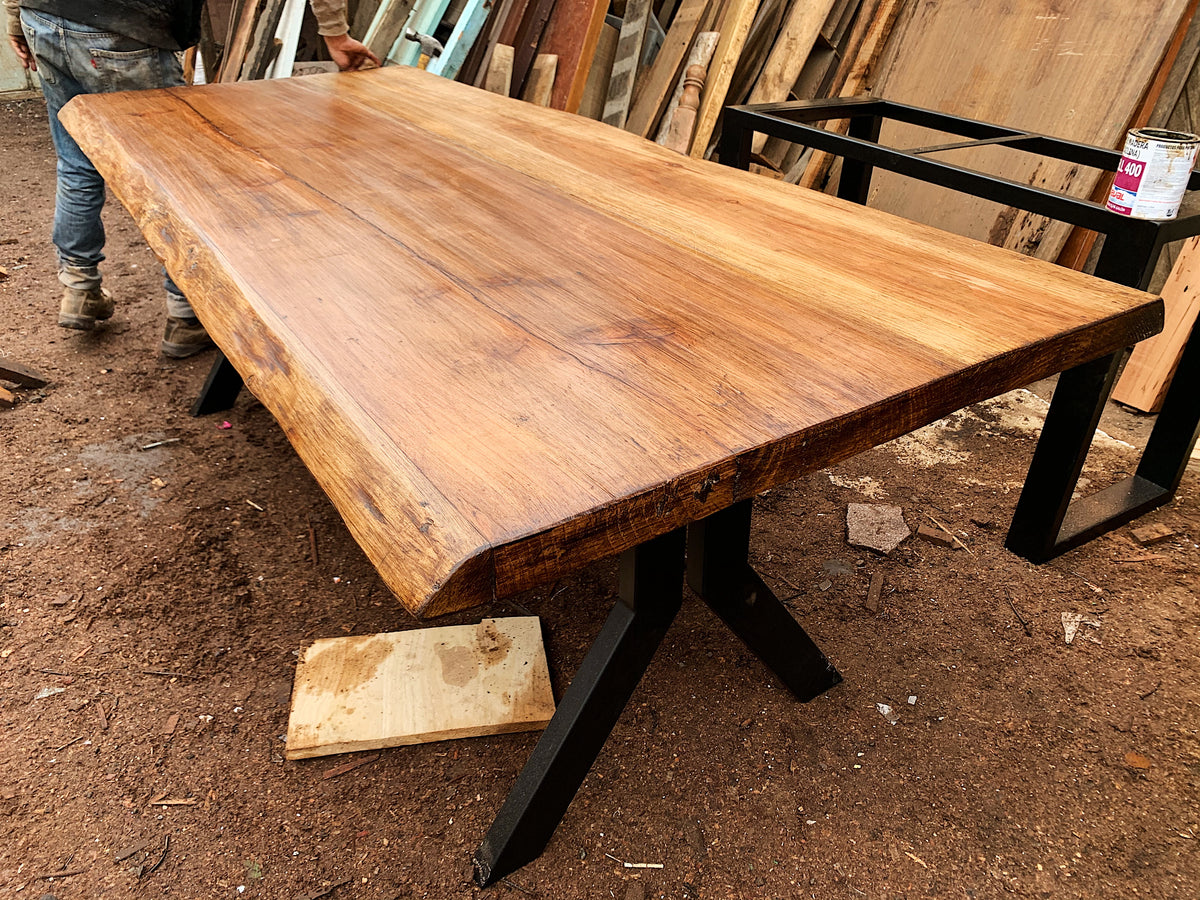 Cubierta de Sequoia con pata Y. Una mesa fabricada con gran oficio de Artesanos Chilenos.