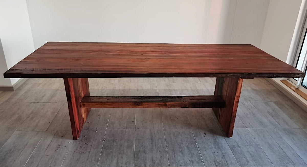 Una mesa comedor moderna con las bondades del Roble de Demolición. Vigas ensambladas bajo un Modelo Sostenible.