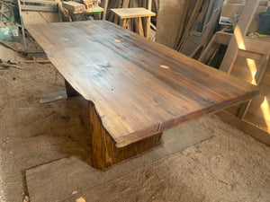 Mesa de tablones reciclados de Sequoia, trabajados con productos naturales para crear esta maravilla. Bordes irregulares, madera milenaria y mucho talento inserto en ella.