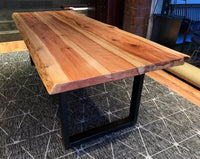 Mesa Comedor fabricada en Sequoia llena de vida con patas de fierro que contrastan con las vetas naturales de la madera.