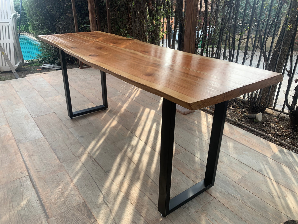 Barra rústica y noble, fabricada entre pino Oregón y Sequoia, perfecta para acompañar todo ambiente. 105 cm de alto y 80 cm de ancho.