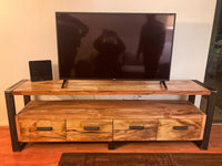 Rack trabajado 100% en madera reciclada y de demolición, combinado con fierros para darle un aspecto moderno.