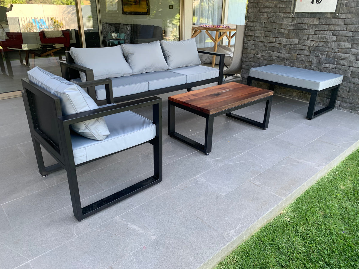 Terraza de perfiles de fierro de 80:40mm pensada para disfrutar del paisaje y con una mesa de centro en Roble de Demolición. Creada por Artesanos Chilenos que les sobra talento.