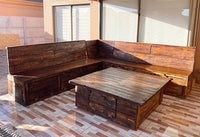 Terraza llena de historia y recuerdos, fabricadas en un mix de maderas recicladas y de demolición. 2,6 x 2,6 m totales, 90cm alto y 65cm de fondo. Mesa de centro de 1,4 x 1,4 m.