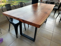 Mesa fabricada en Sequoia llena de vida con patas de fierro que contrastan con las vetas naturales de la madera.