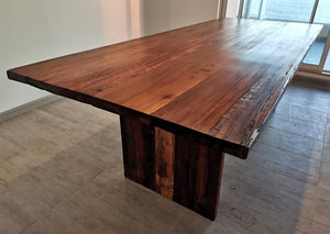 Una mesa moderna con las bondades del Roble de Demolición. Vigas ensambladas bajo un Modelo Sostenible.