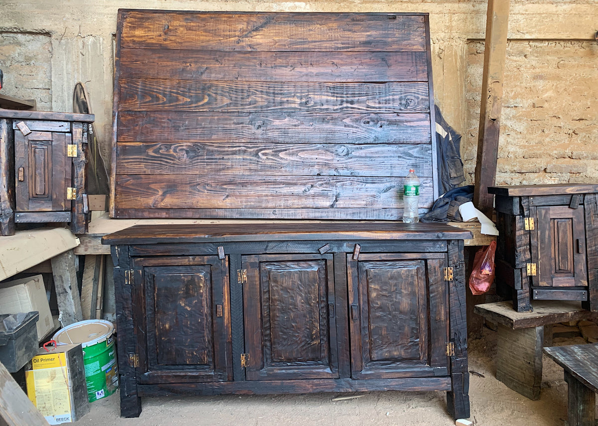 Juego de dormitorio fabricado con un 100% de Madera Reciclada por personas llenas de talento. Veladores de 50 cm de frente, 45 cm de ancho y 62 cm de alto. Cómoda de 1,6 m de largo, 90 cm de alto y 45 cm de fondo. Respaldo de 200 cm (cama King).