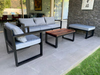 Terraza de perfiles de fierro de 80:40mm pensada para disfrutar del paisaje y con una mesa de centro en Roble de Demolición. Creada por Artesanos Chilenos que les sobra talento.