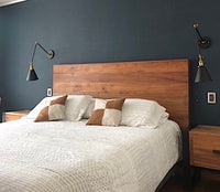 Respaldo 100% en Roble de Demolición y veladores contrastados con fierro. Artesanos llenos de talento que le dan vida a esta maravilla.