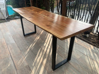 Barra rústica y noble, fabricada entre pino Oregón y Sequoia, perfecta para acompañar todo ambiente. 105 cm de alto y 80 cm de ancho.