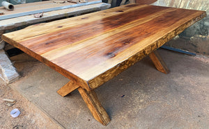 Mesa Comedor de tablones reciclados de Sequoia, trabajados con productos naturales para crear esta maravilla.