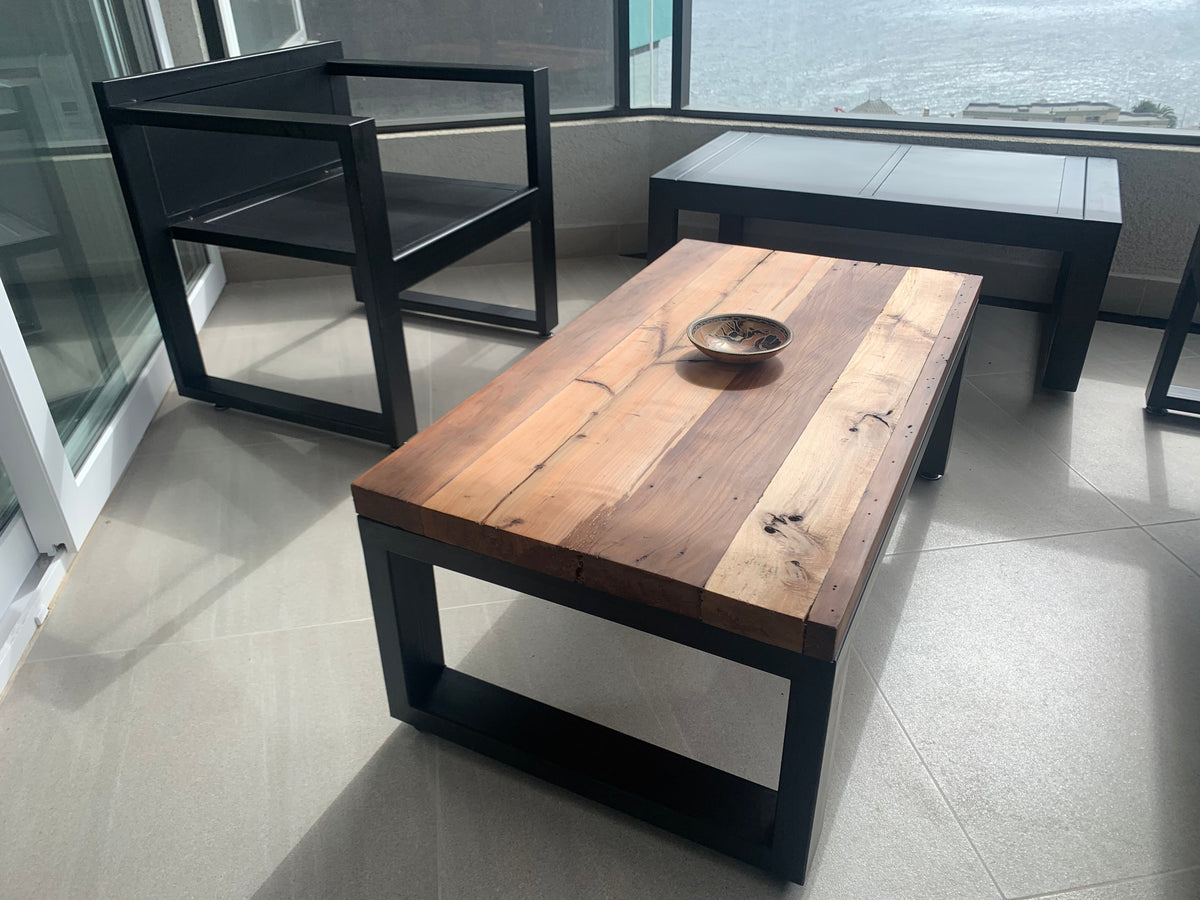 Terraza de perfiles de fierro de 80:40mm pensada para disfrutar del paisaje y con una mesa de centro en Roble de Demolición. Creada por Artesanos Chilenos que les sobra talento.