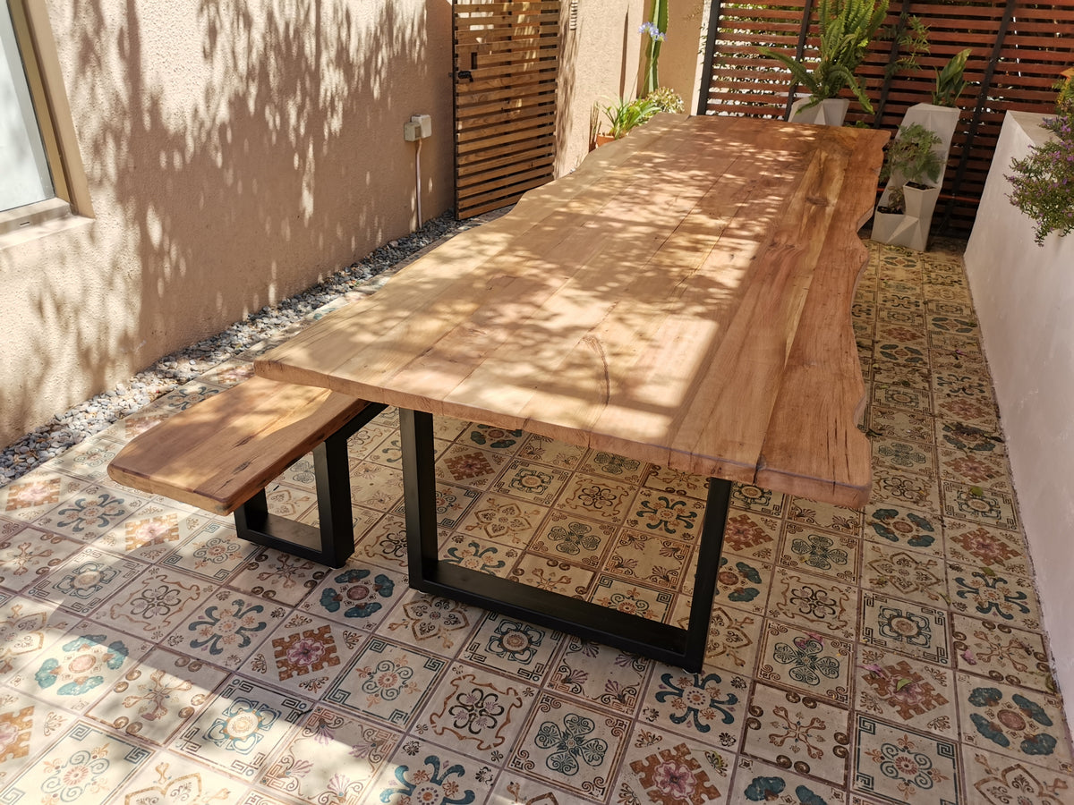Mesa fabricada en Roble de Demolición y canto rústico. Un producto creado bajo un Modelo Sostenible. Considera 2 bancas laterales.