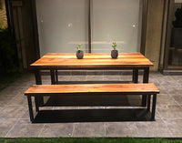 Una mesa clásica pero con mezcla entre perfiles de fierro y cubierta de Roble de Demolición. Considera bancas.