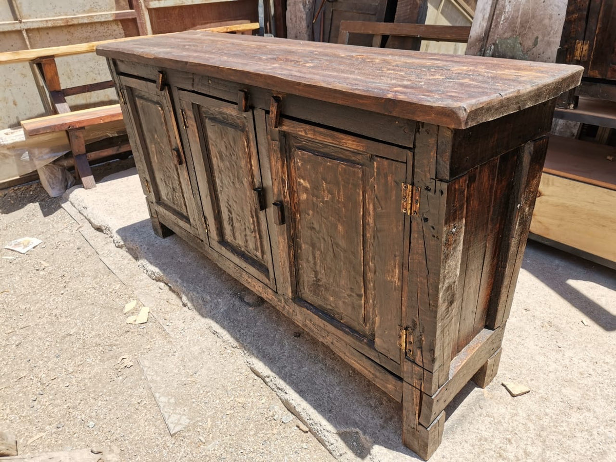 Juego de dormitorio fabricado con un 100% de Madera Reciclada por personas llenas de talento. Veladores de 50 cm de frente, 45 cm de ancho y 62 cm de alto. Cómoda de 1,6 m de largo, 90 cm de alto y 45 cm de fondo. Respaldo de 200 cm (cama King).