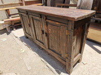 Juego de dormitorio fabricado con un 100% de Madera Reciclada por personas llenas de talento. Veladores de 50 cm de frente, 45 cm de ancho y 62 cm de alto. Cómoda de 1,6 m de largo, 90 cm de alto y 45 cm de fondo. Respaldo de 200 cm (cama King).